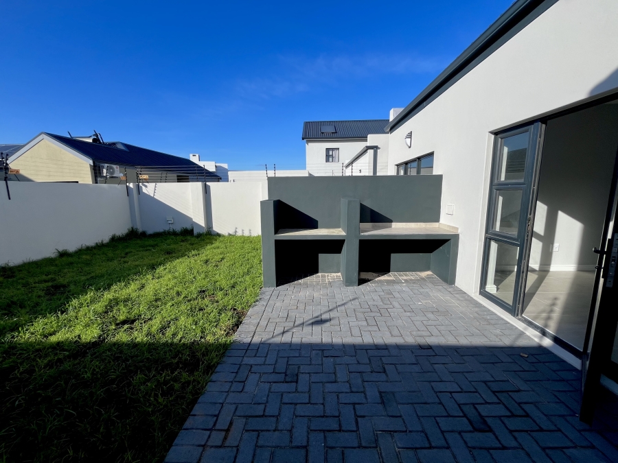 To Let 4 Bedroom Property for Rent in Sandown Western Cape